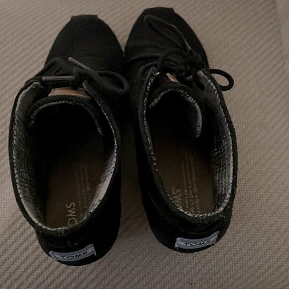 TOMS black wedges. Size 8 - Picture 2 of 6